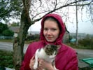 Даша поймала местного кота Шнурка