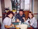 Едим фондю уже у нас в Воронеже. Наташа Рубцова,ее муж Юра и дочь Ольга