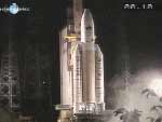 ''Ариан-5'' на старте. Фото с сайта компании Arianespace